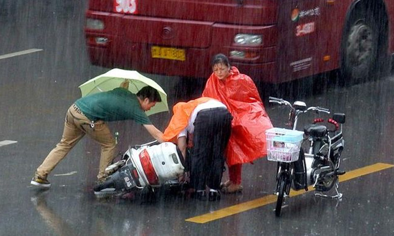 電動車騎行不開燈易釀事故：法律無規定，交警定責時考慮“黑燈”因素合理嗎？